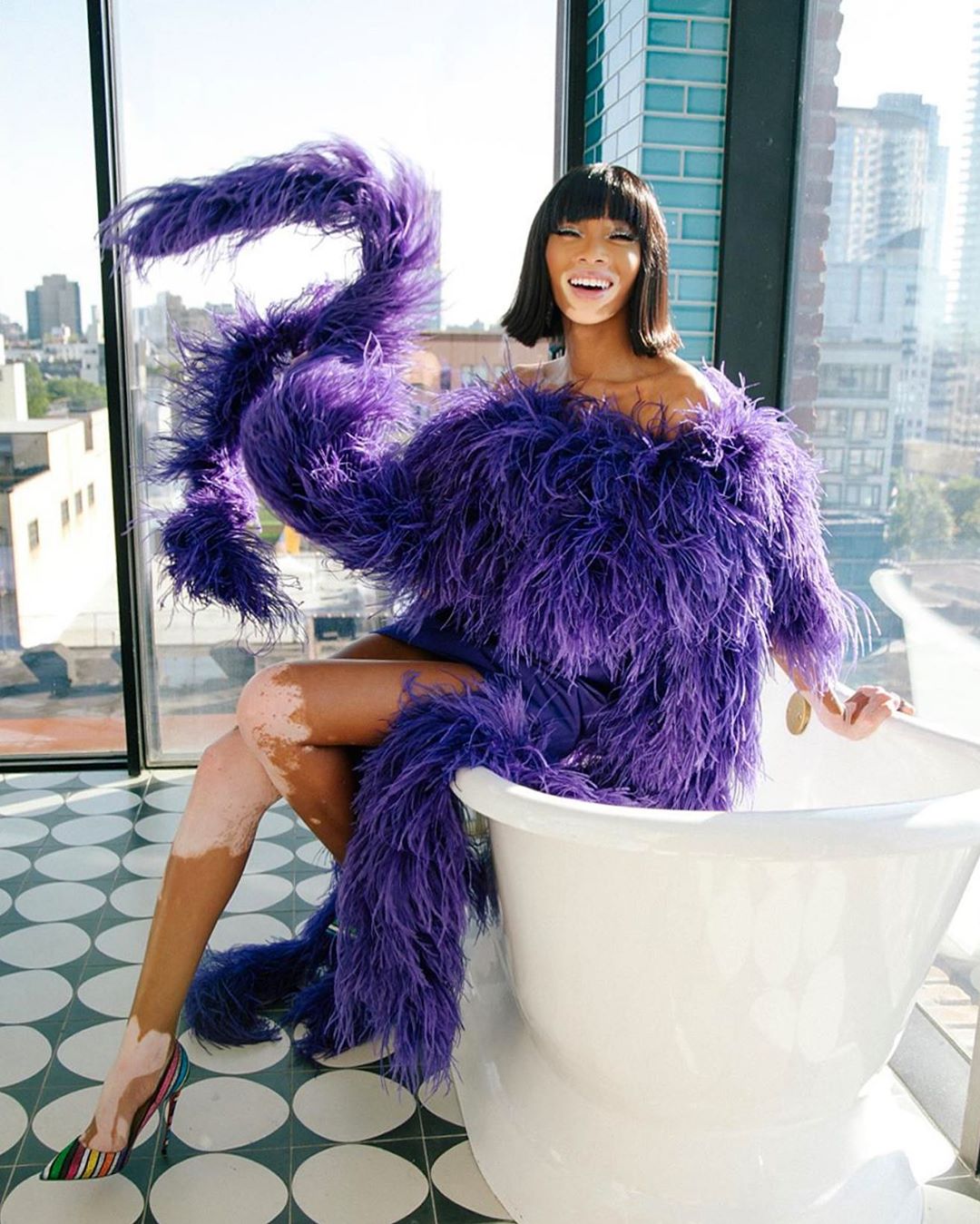 В пурпурній сукні з пір'ям і перуці: Вінні Харлоу захопила яскравим образом і стрункими ногами