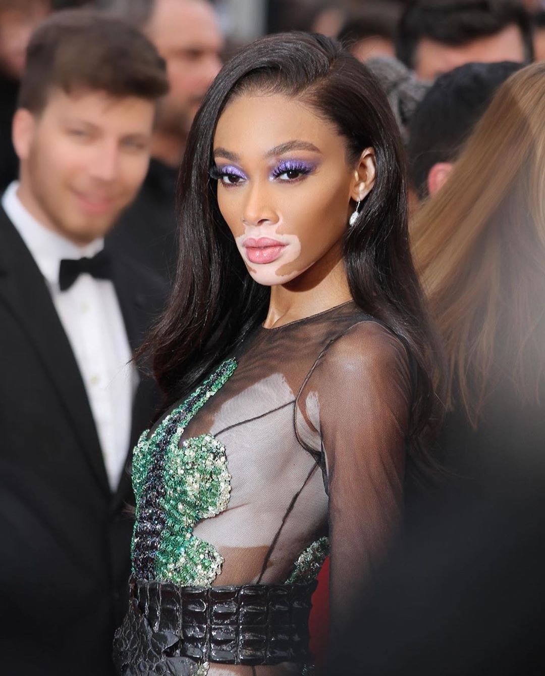 Опасна, и это прекрасно: Винни Харлоу блистает в Каннах в &quot;голом&quot; платье с крокодилом