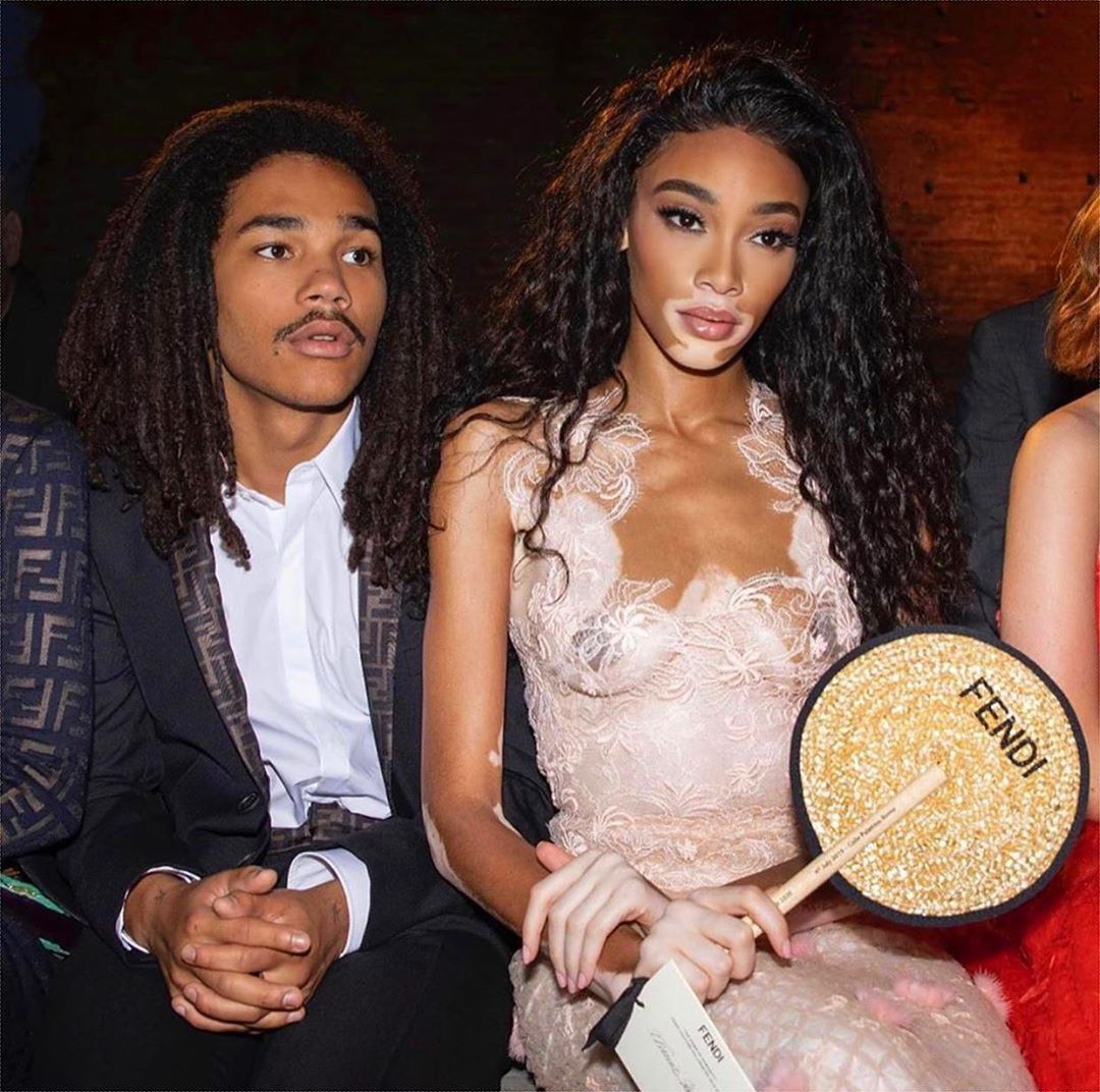 Соблазнительный рабочий: Винни Харлоу демонстрирует идеальную фигуру в дерзком образе