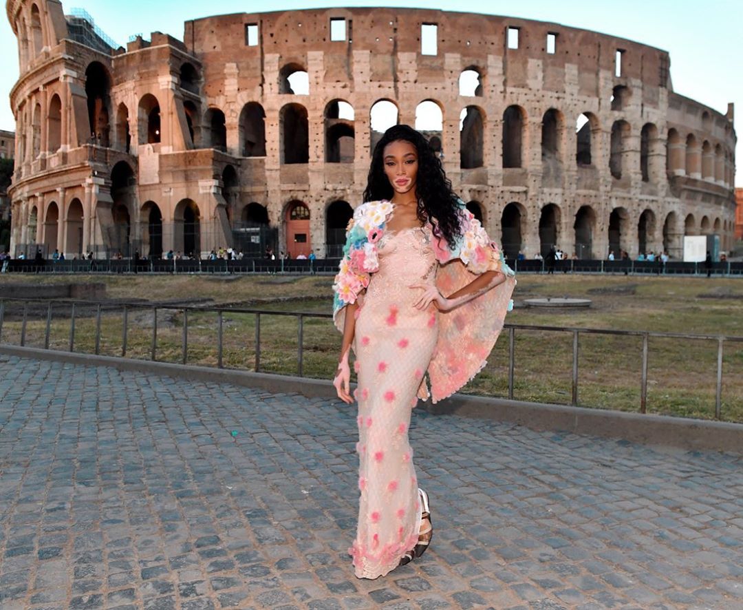 Соблазнительный рабочий: Винни Харлоу демонстрирует идеальную фигуру в дерзком образе