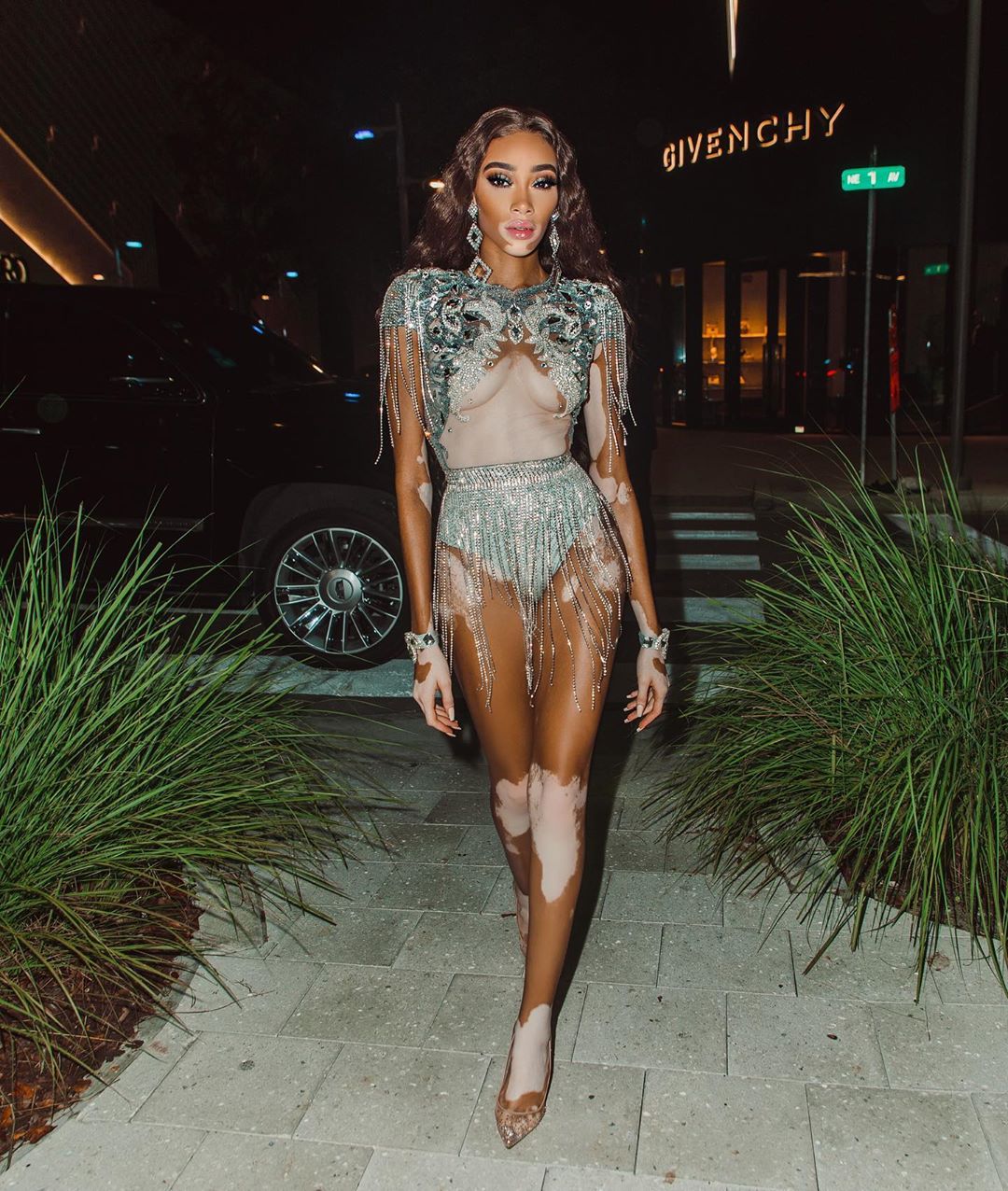 Полуголая и в блестках: Винни Харлоу засыпала сеть пикантными кадрами с дня рождения