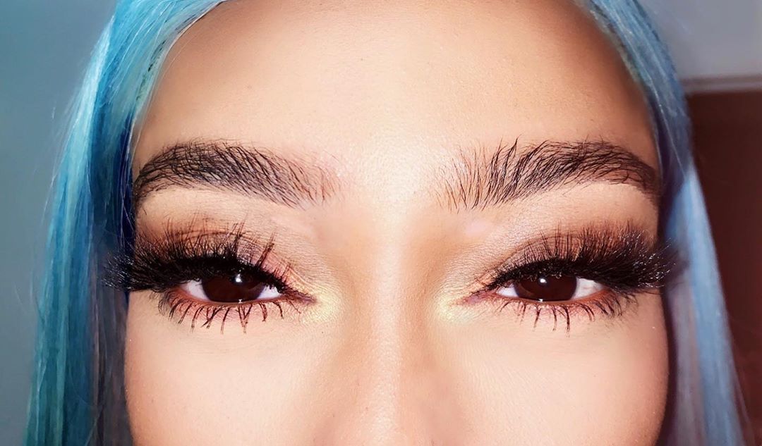 Спокуслива Мальвіна: напівгола Вінні Харлоу з блакитним волоссям блищить в Нью-Йорку