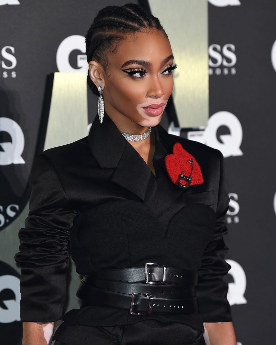 В кружевном белье и мужских брюках: Винни Харлоу оголилась на торжественном мероприятии в Лондоне