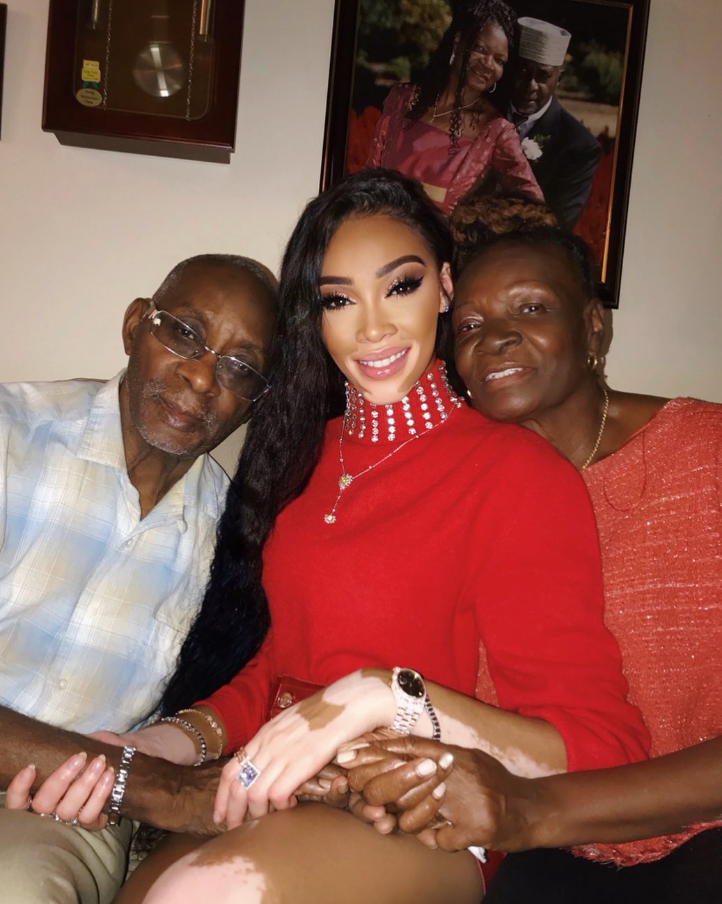 В красном латексе и ботфортах: Винни Харлоу показала безупречное тело в соблазнительном total look