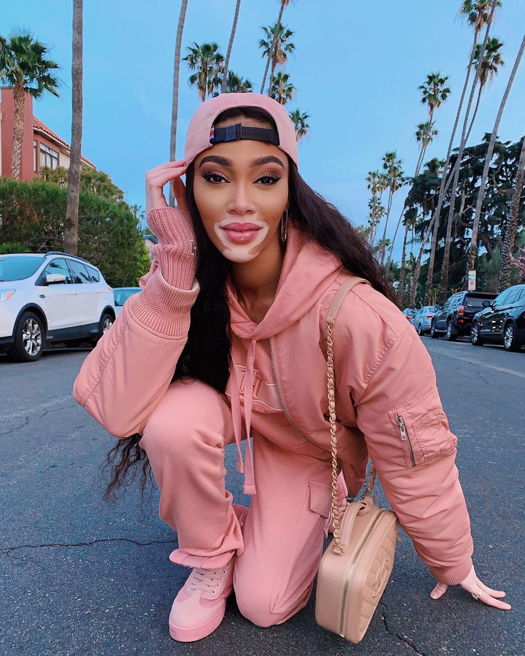 Стильный total pink: Винни Харлоу демонстрирует самый модный наряд сезона