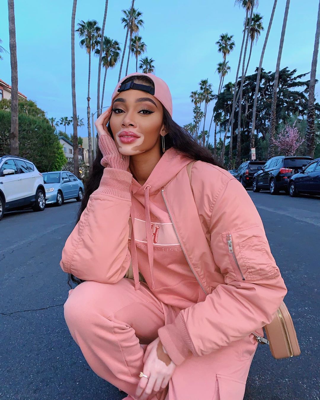 Стильный total pink: Винни Харлоу демонстрирует самый модный наряд сезона