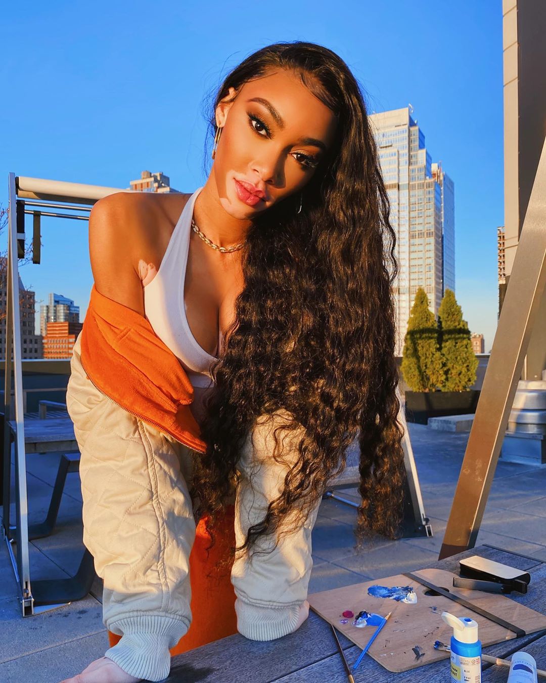 Спокусливий спорт-шик: Вінні Харлоу похвалилася пишними формами в стильному образі