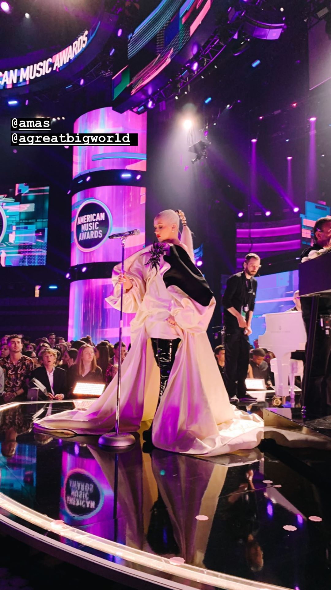 Белая королева: Кристина Агилера блистает в винтажном платье Jean Paul Gaultier