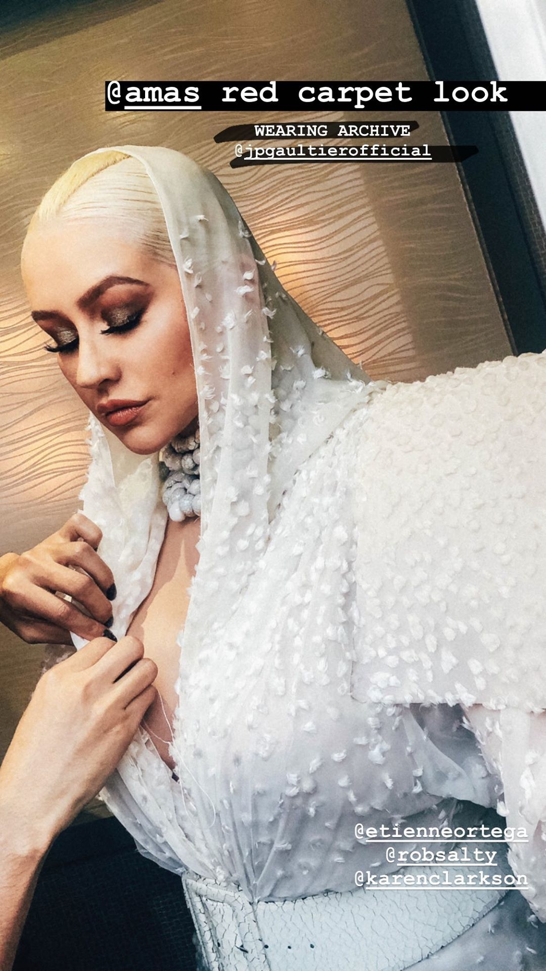 Белая королева: Кристина Агилера блистает в винтажном платье Jean Paul Gaultier