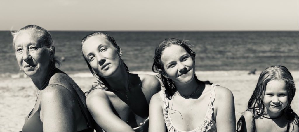 Жена Евгения Кошевого очаровала семейным фото с мужем и дочерьми на море