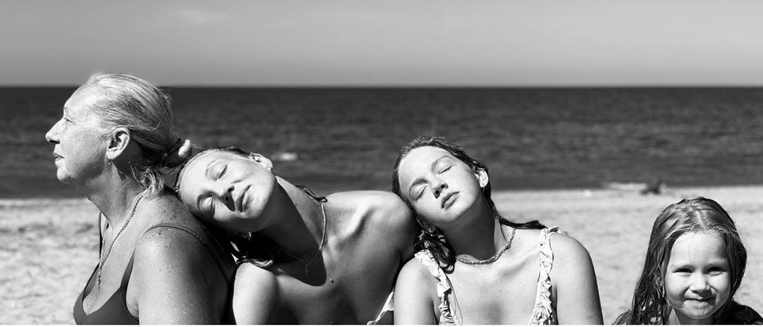 Жена Евгения Кошевого очаровала семейным фото с мужем и дочерьми на море