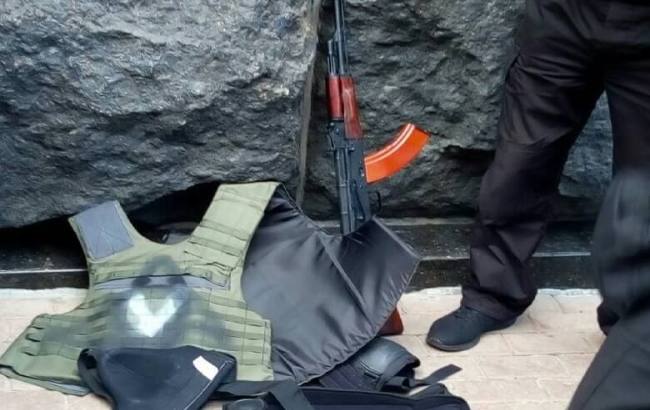 В урядовому кварталі Києва затримали чоловіка зі зброєю