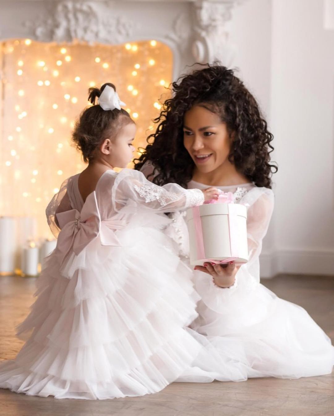 Гайтана очаровала новогодней фотосессией с дочкой