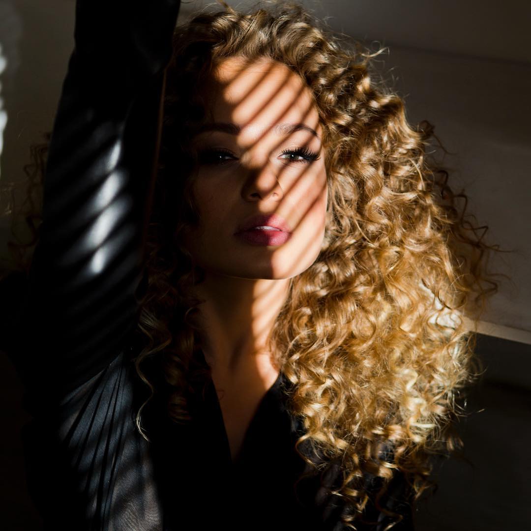 Гра тіней: Яна Соломко підкорила фанів ефектним фото