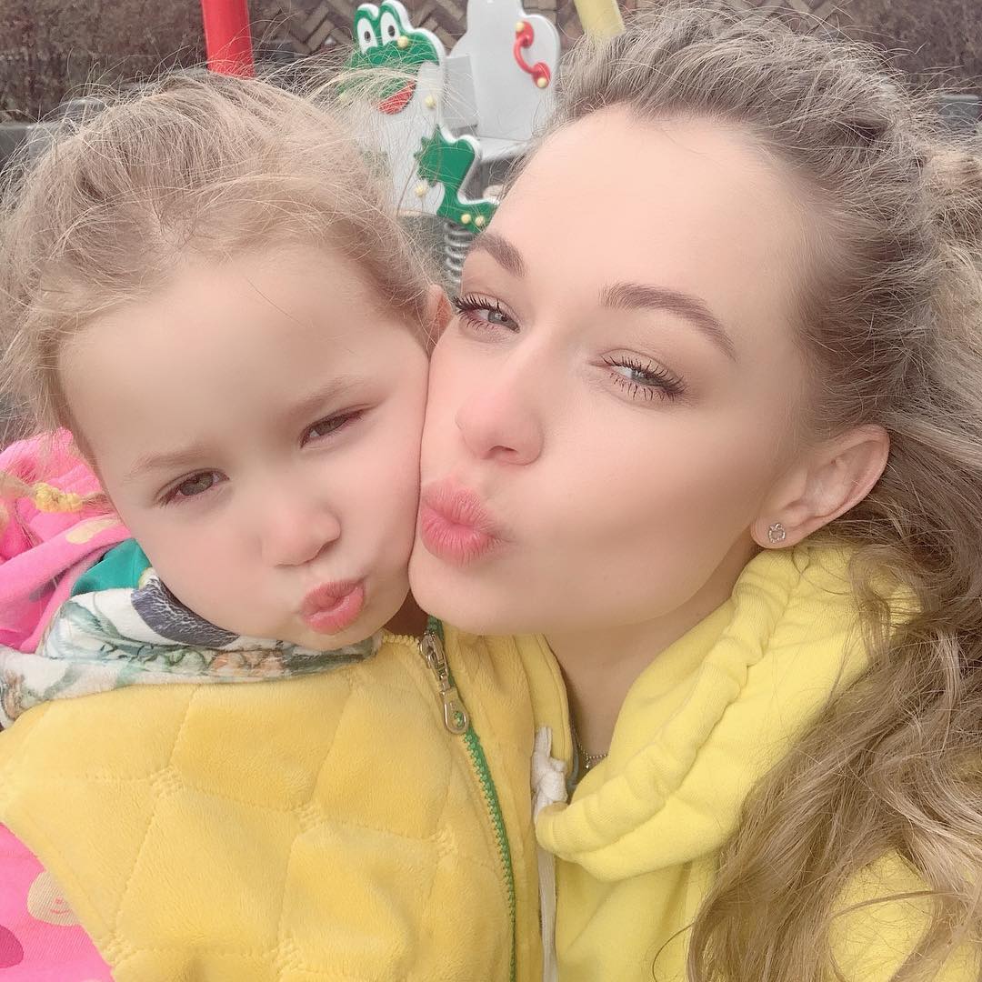 Дівчата-красотулі: Яна Соломко зворушила фанів ніжним фото з донечкою