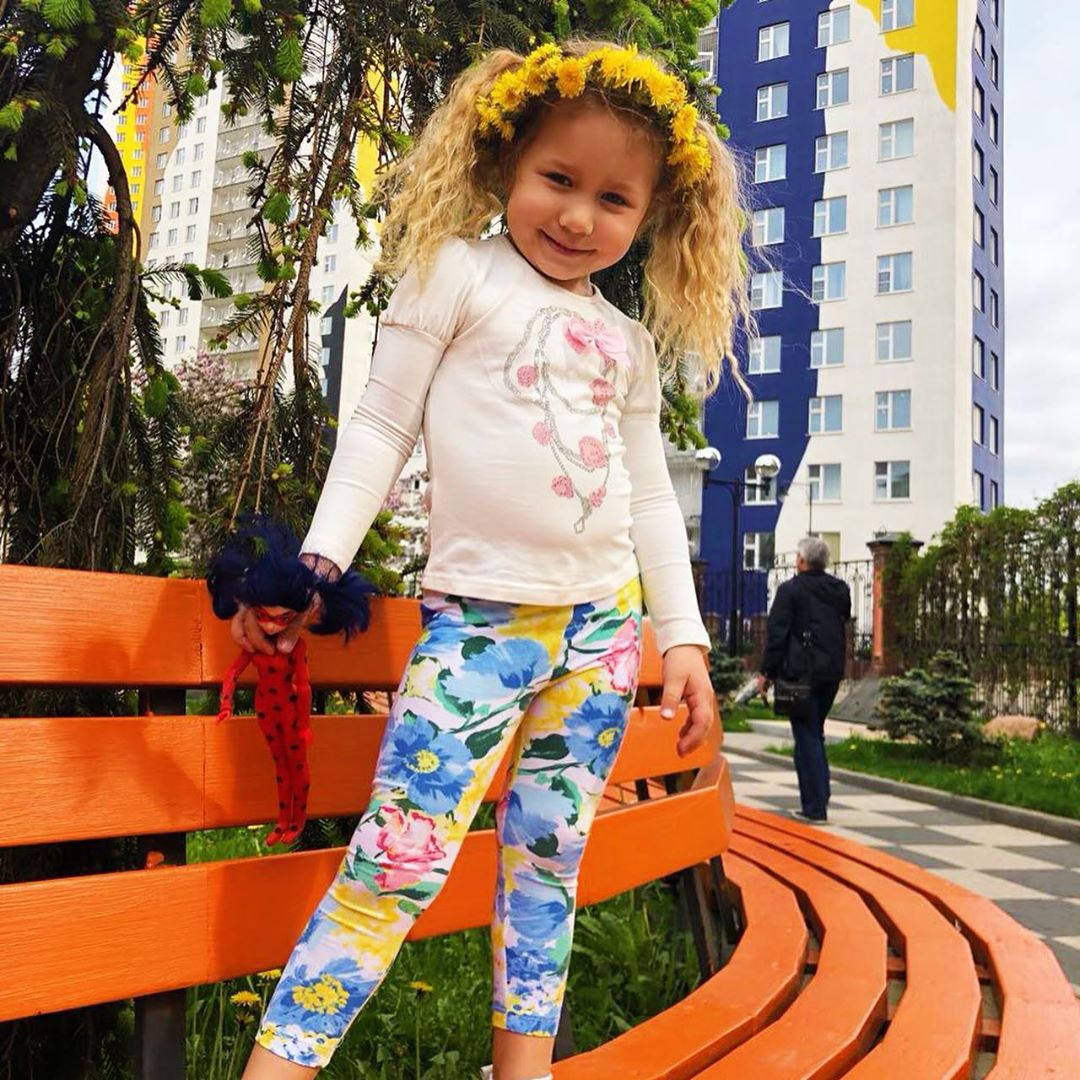 "Девочка-цветочек": Яна Соломко умилила фанов красочными фото дочки