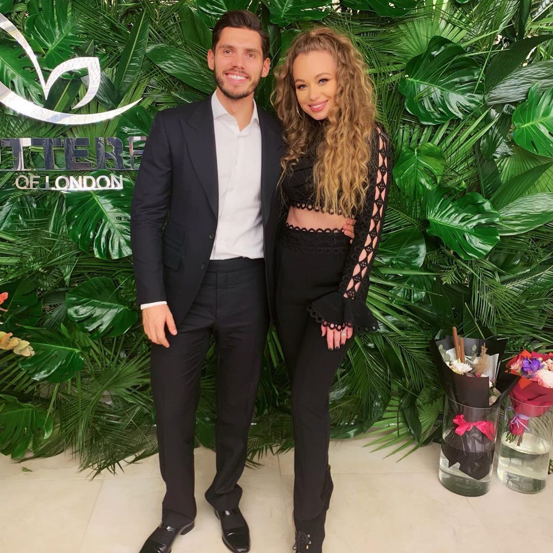 А как же Даша? Холостяк 9 засветился в обнимку с известной певицей