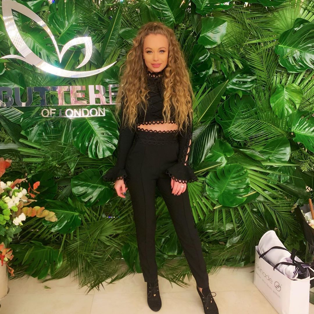 А как же Даша? Холостяк 9 засветился в обнимку с известной певицей