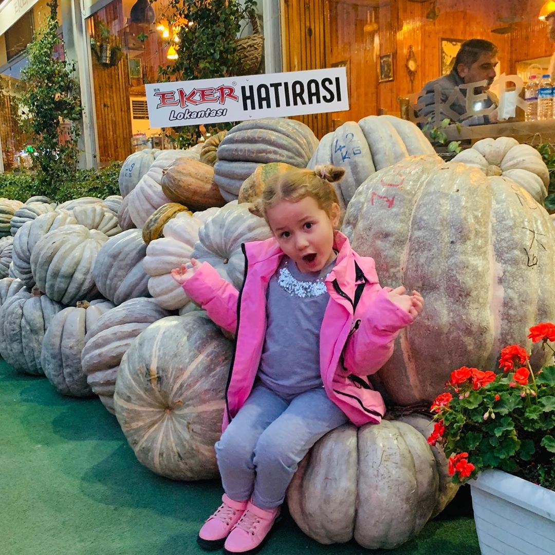 &quot;Девчули-красотули&quot;: Яна Соломко с дочкой устроили веселый шопинг в Стамбуле