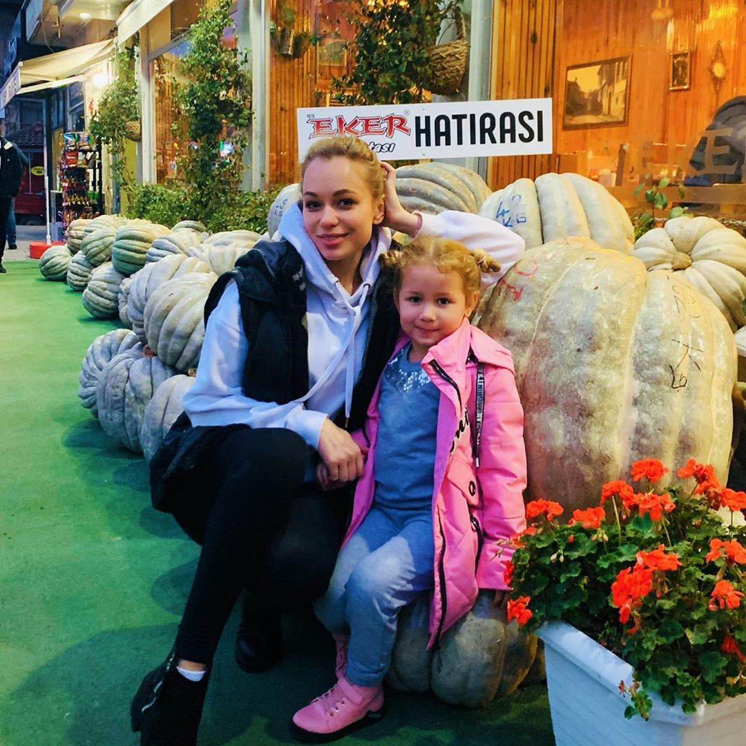 &quot;Девчули-красотули&quot;: Яна Соломко с дочкой устроили веселый шопинг в Стамбуле