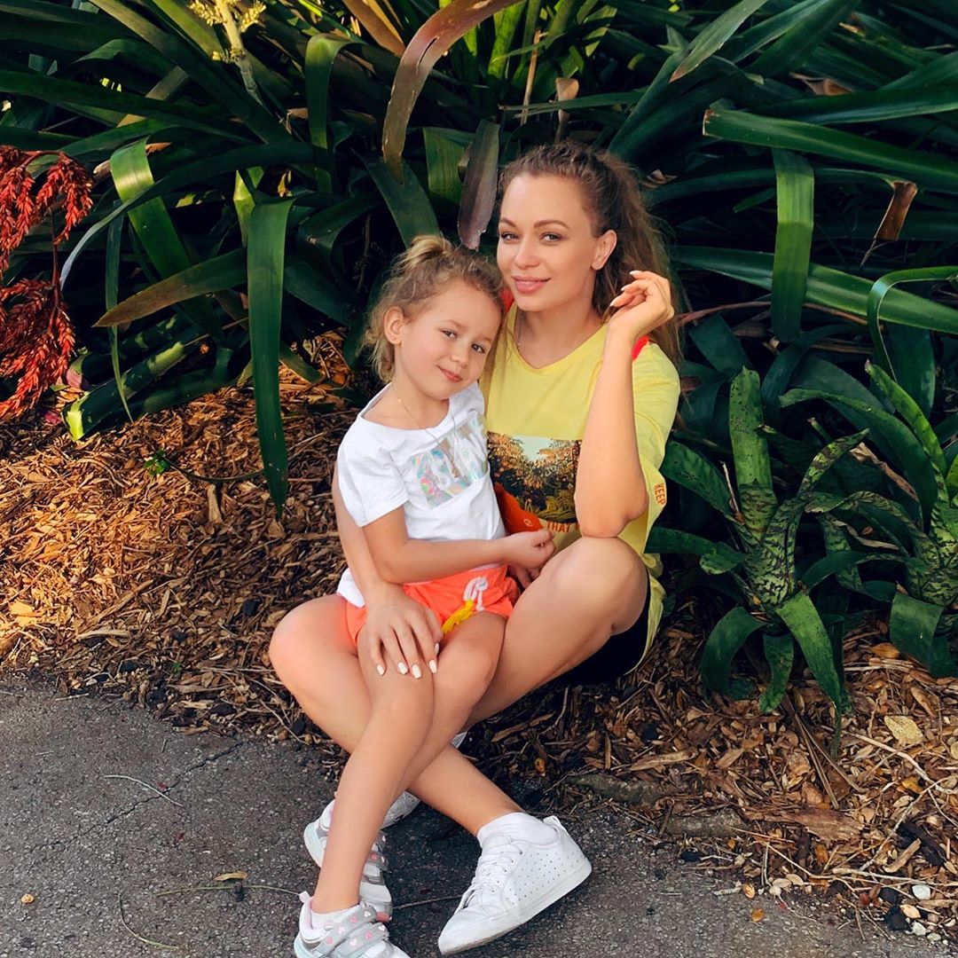 Быть лучшей мамой: Яна Соломко очаровала нежным фото с доченькой