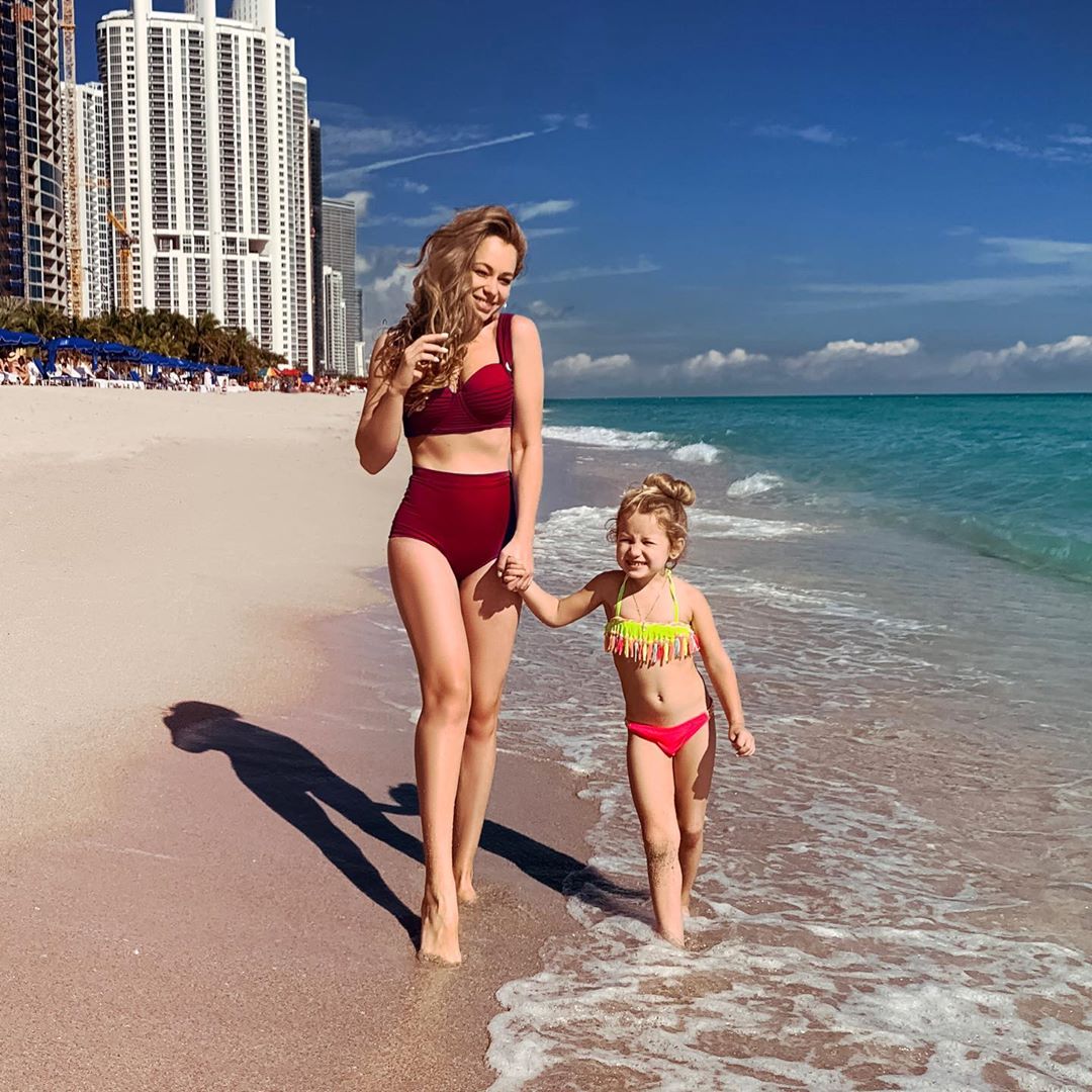 Афродита: Яна Соломка восхитила безупречной фигурой на пляже с дочкой во Флориде