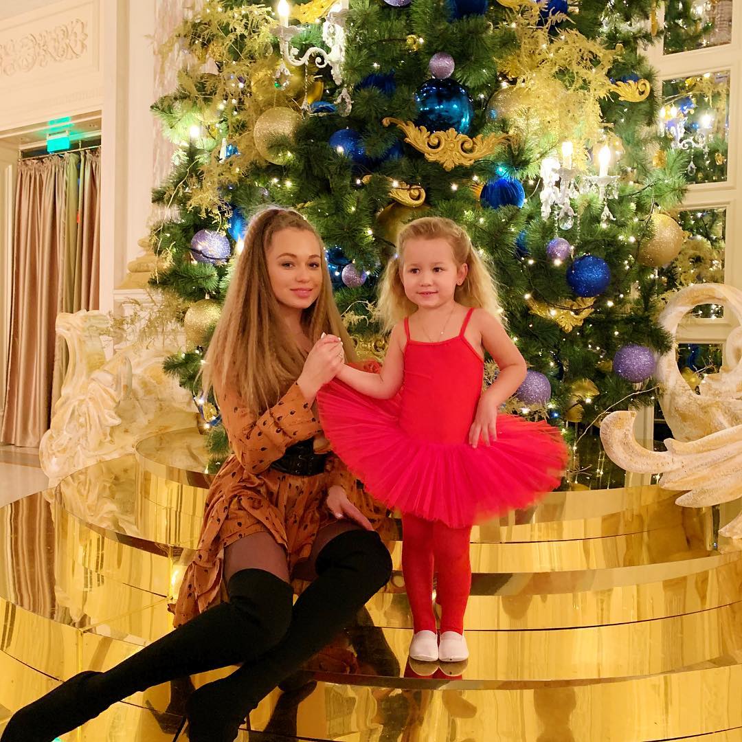 Яна Соломко сводила дочку на утренник: красочные фото