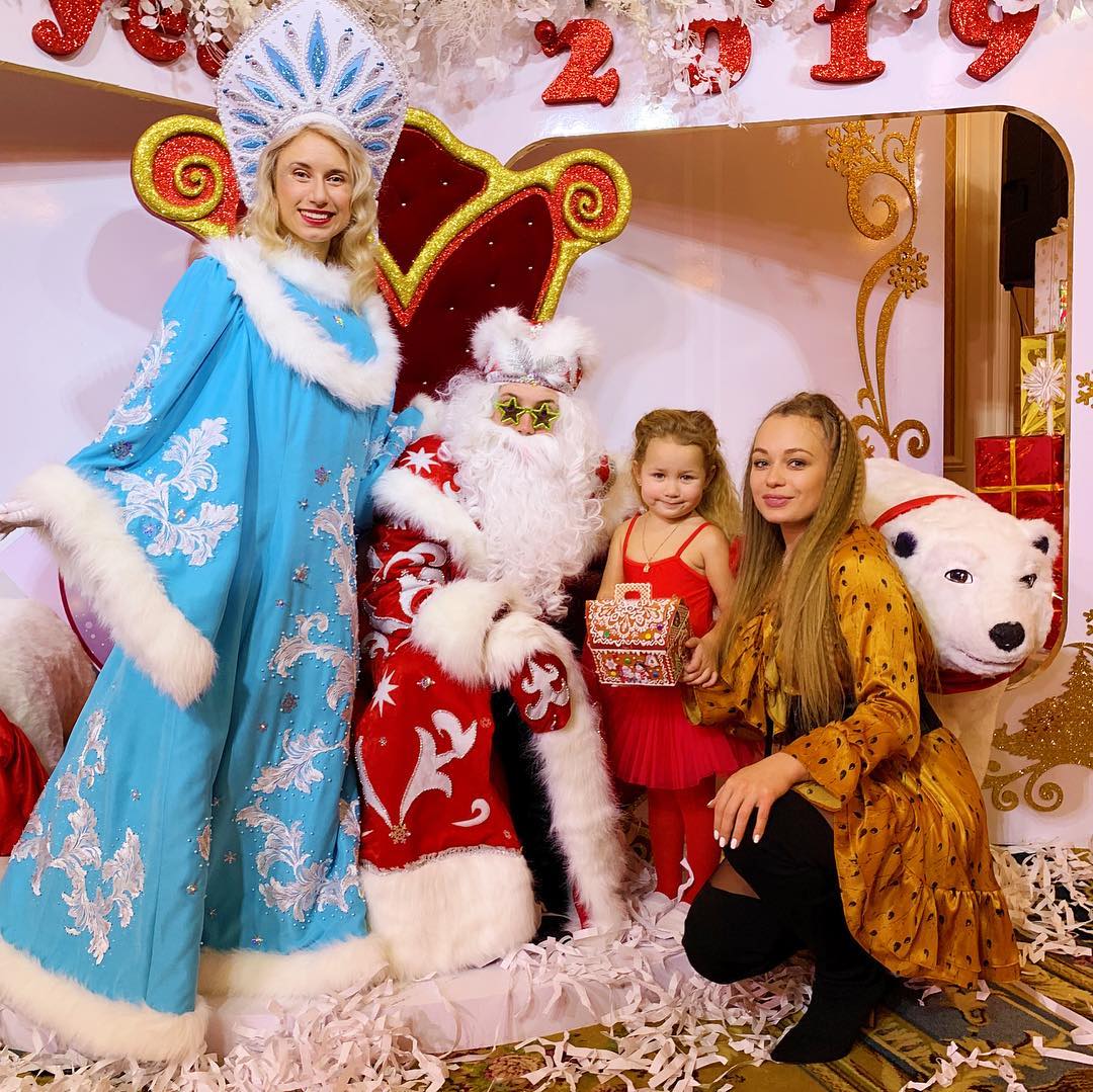 Яна Соломко сводила дочку на утренник: красочные фото