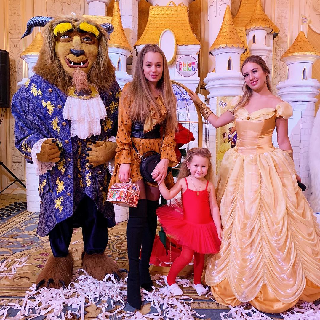 Яна Соломко сводила дочку на утренник: красочные фото