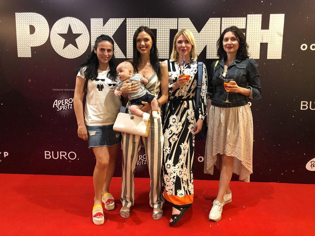 Фигура – бомба: Вика из НеАнгелов блеснула пышным декольте в стильном комбинезоне