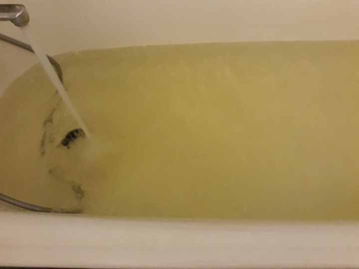 У "Київводоканалі" запропонували пити жовту воду з-під крану, яка має неприємний запах (фото)