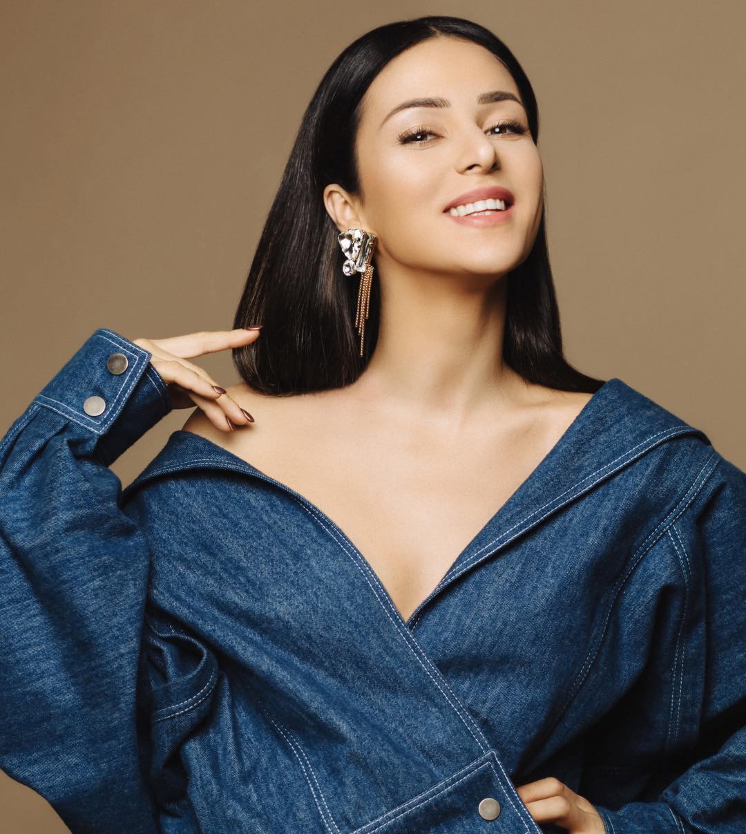 Такая солнечная: Злата Огневич взволновала сеть откровенным декольте