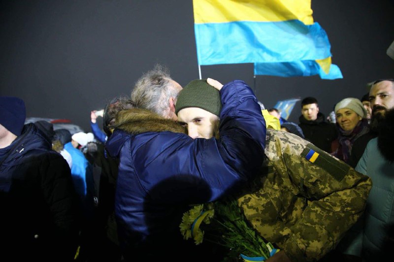 В Киеве встретили освобожденных на Донбассе заложников (фоторепортаж)