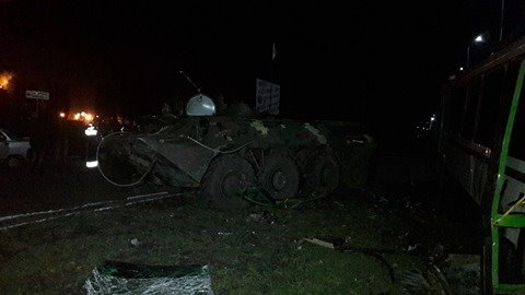 З'явилися подробиці зіткнення БТР із автобусом на Донбасі