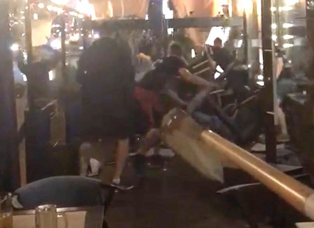 В Киеве на болельщиков &quot;Ливерпуля&quot; напали хулиганы в масках, - Mirror