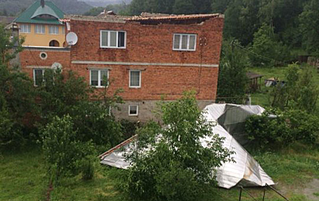 На Закарпатті буревій пошкодив дахи на сотнях будівель