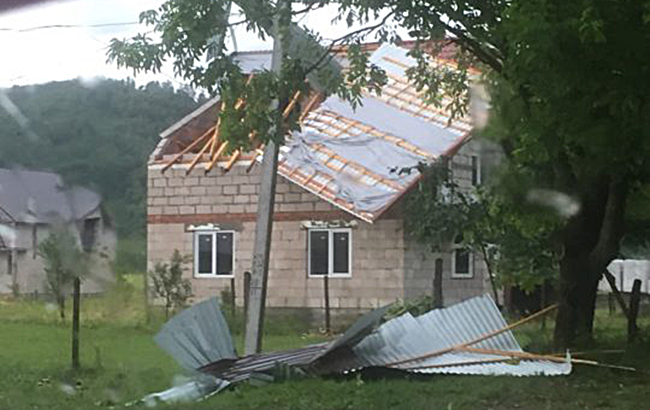 На Закарпатті буревій пошкодив дахи на сотнях будівель