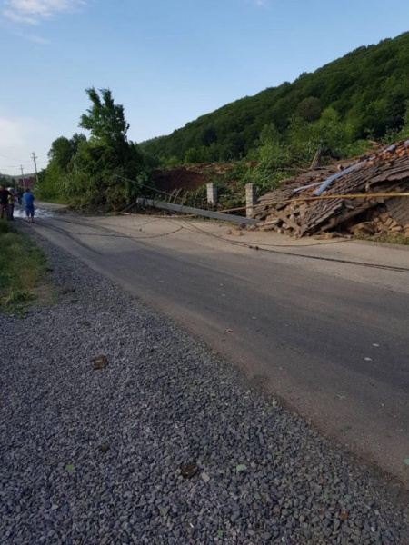 На Закарпатті стався зсув грунту, пошкоджено житлові будинки