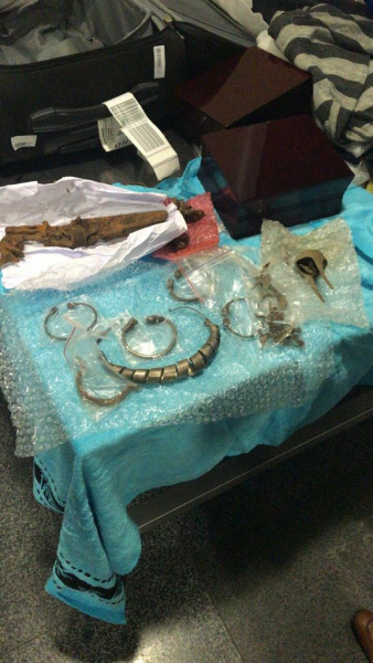 Мужчина пытался вывезти из Украины в ЕС старинные украшения и оружие