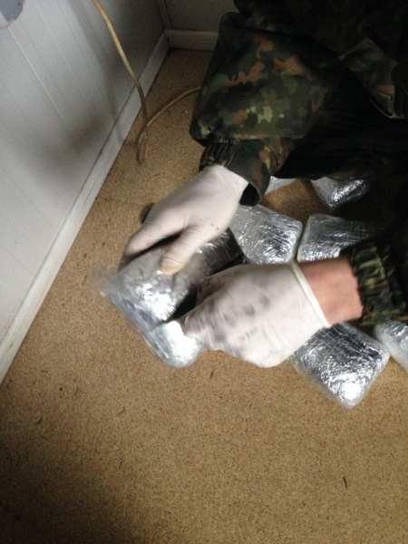 Украинец пытался провезти через КПВВ 7 кг марихуаны в запаске автомобиля