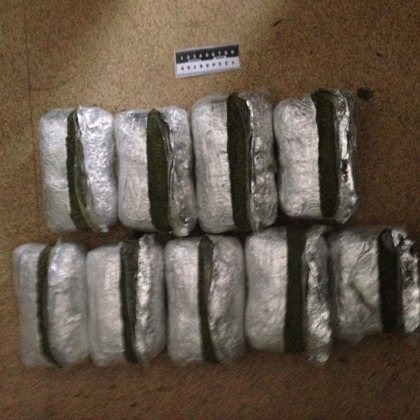 Украинец пытался провезти через КПВВ 7 кг марихуаны в запаске автомобиля