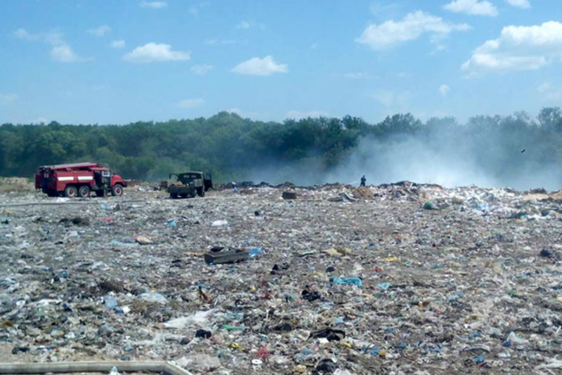 В Полтавской области четвертые сутки горит Лубенская свалка