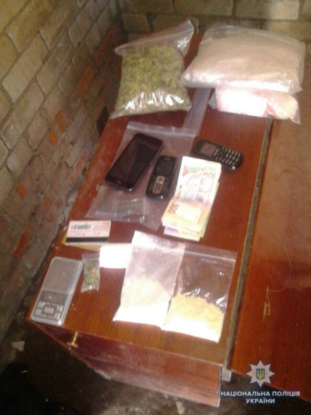 У Чернігові у чоловіка вилучили наркотики та зброю на мільйон гривень