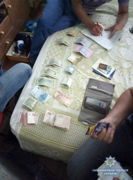 У Чернігові у чоловіка вилучили наркотики та зброю на мільйон гривень