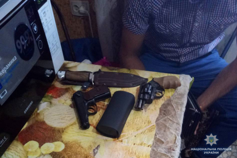 У Чернігові у чоловіка вилучили наркотики та зброю на мільйон гривень