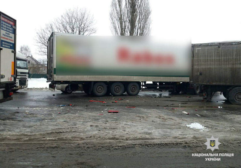 На трасі Київ-Харків зіштовхнулися 4 вантажівки