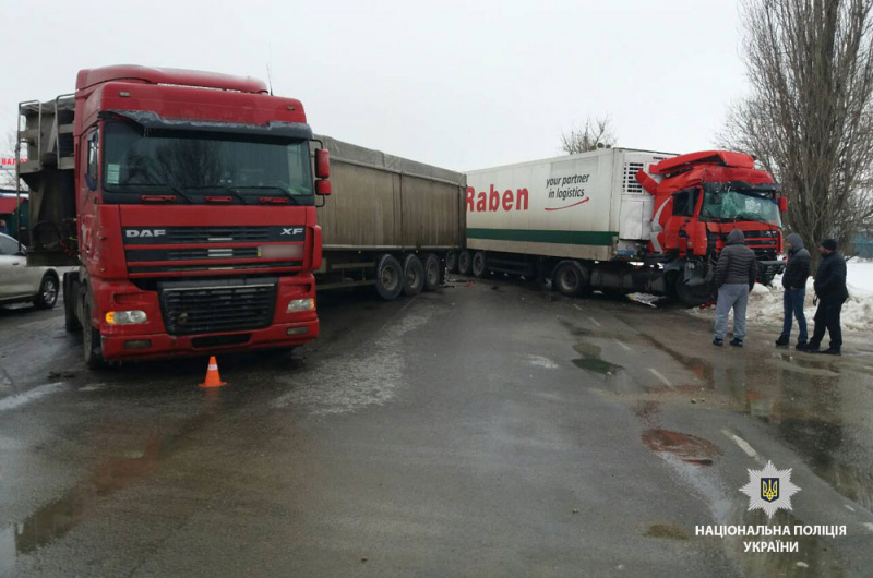 На трасі Київ-Харків зіштовхнулися 4 вантажівки