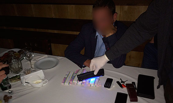 на хабарі затримано чиновник Держслужби з питань праці