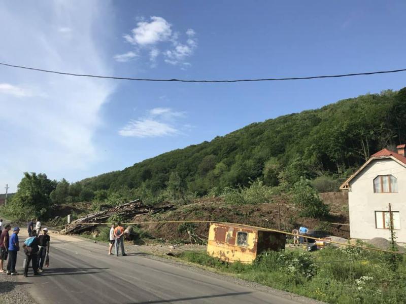 На Закарпатті стався зсув грунту, пошкоджено житлові будинки