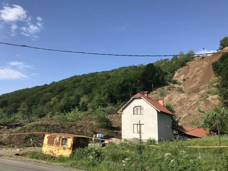 На Закарпатті стався зсув грунту, пошкоджено житлові будинки